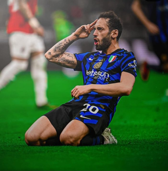 Calhanoglu esulta con la maglia dell'Inter