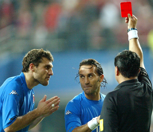 Fase di gioco concitata tra Corea del Sud e Italia. Fonte: CGTN / Moreno admits making mistakes in 2002 South Korea vs. Italy WC