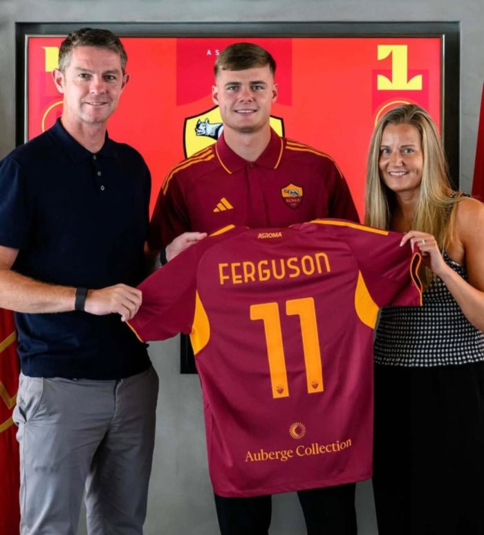 Evan Ferguson con la nuova maglia della Roma